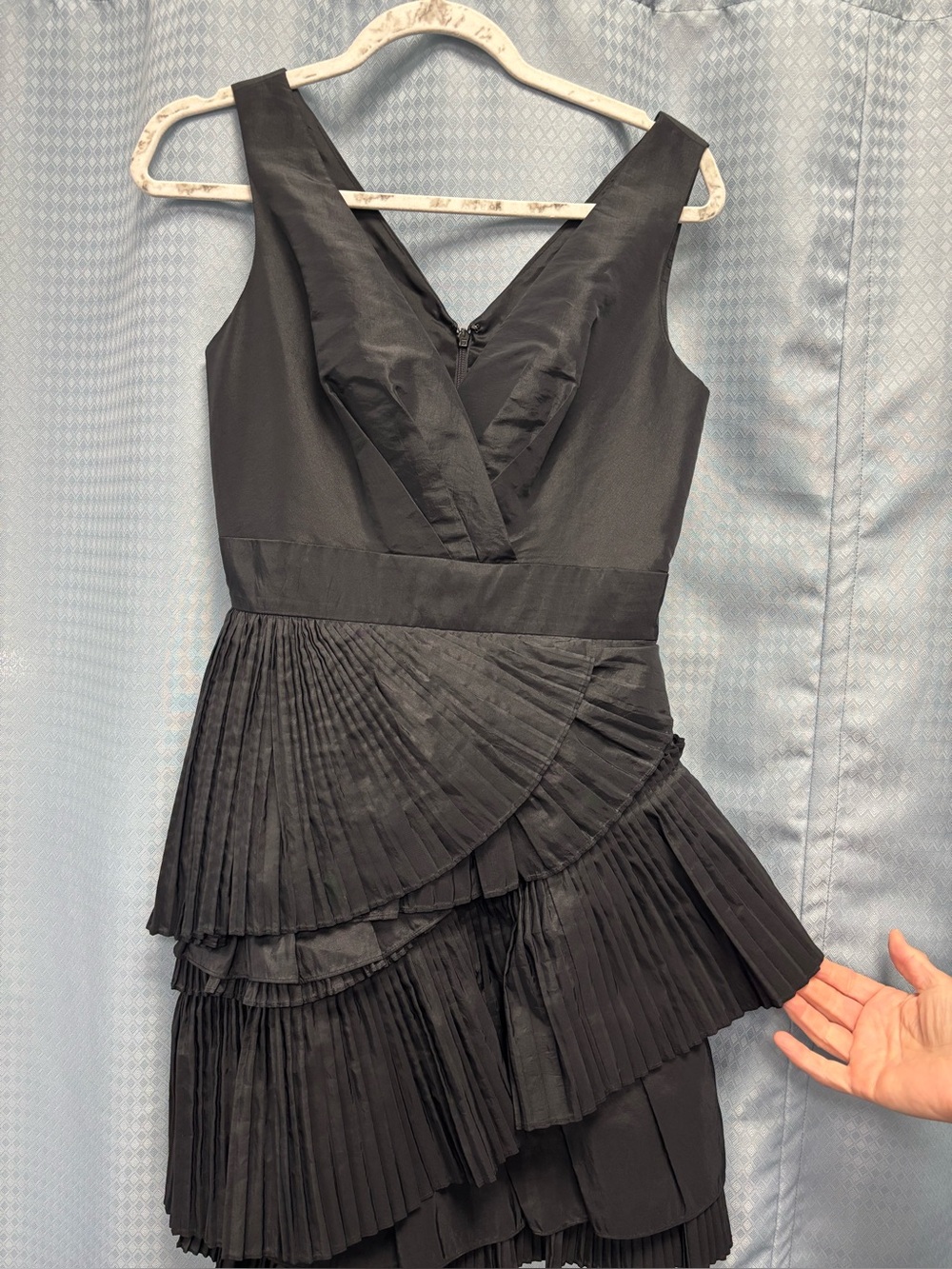Max & Cleo Size 4 EUC Black Tiered Pleated V-Neck Dress